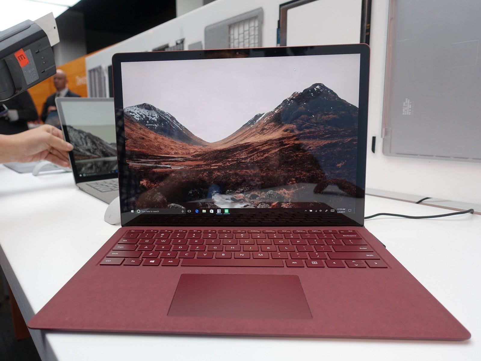Following up on the declaration of the Windows 10 S, Microsoft revealed an all new-fangled Surface Laptop to go along with it. It’s hard to notify what