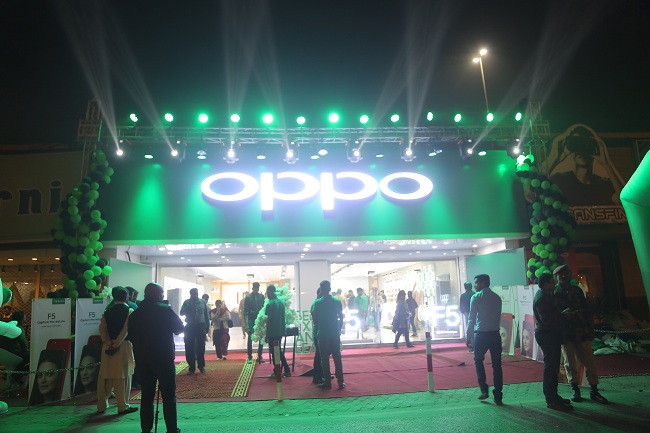 OPPO F5 kicks off First Sale across Pakistan with with Hasan Ali as the One Day Celebrity Shop Manager