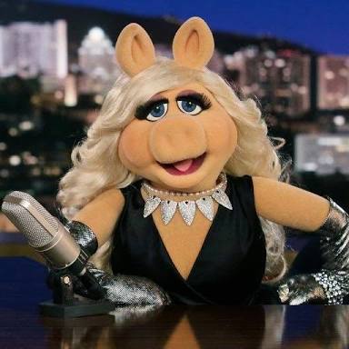 Watch Miss Piggy at Red Carpet at Fashion Awards in London