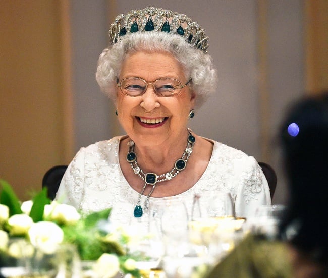 Queen Elizabeth to hire assistant chef at Buckingham Palace