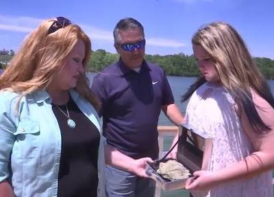 11-year-old Ryleigh finds a fossil in a Tennessee lake