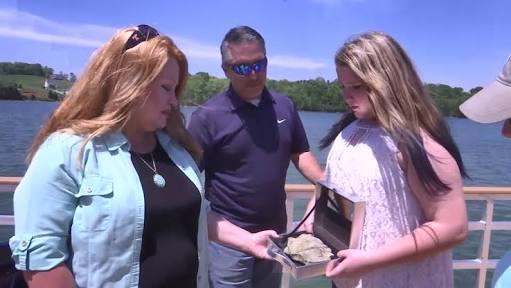 11-year-old Ryleigh finds a fossil in a Tennessee lake