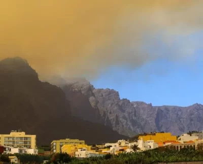 Thousands of Residents Urged to Evacuate as Wildfire Engulfs La Palma in the Canary Islands