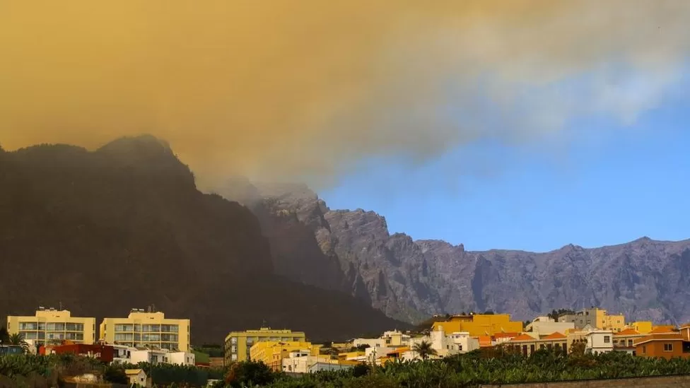 Thousands of Residents Urged to Evacuate as Wildfire Engulfs La Palma in the Canary Islands